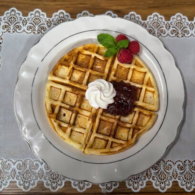 Waffle con Queso Crema y Mermelada de Fresa
