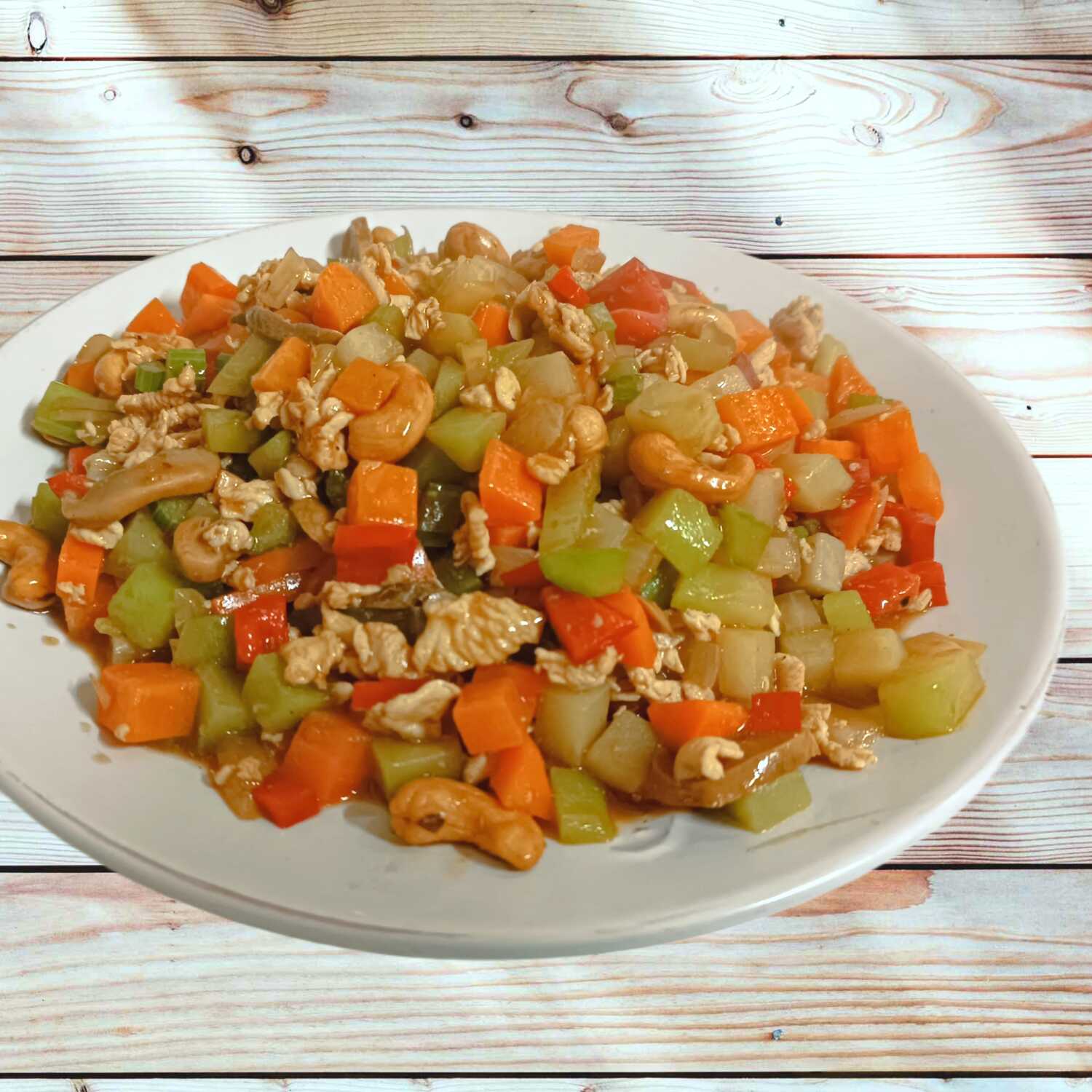 27.Pollo Picado con Vegetales y Semilla de Marañón