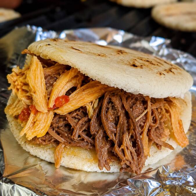 Arepa Pollo y Carne