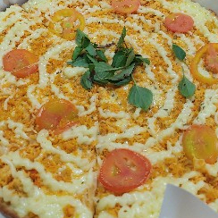 Massa, molho, muçarela, frango, catupiry, tomate, orégano e manjericão.
