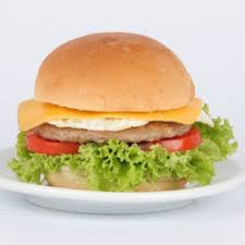 Hambúrguer, Ovo Frito, Tomate, Alface, Mussarela Fatiada e Molho Especial.