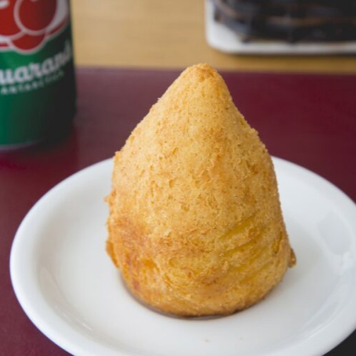 Massa macia e dourada, recheada com frango bem temperado e cremoso. Crocante por fora e saborosa por dentro, é perfeita para qualquer momento do Dia.