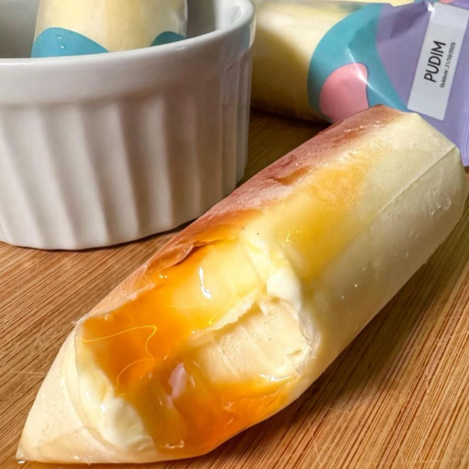 Cremosidade do pudim com aquela calda perfeita de caramelo. Você nunca provou nada igual!