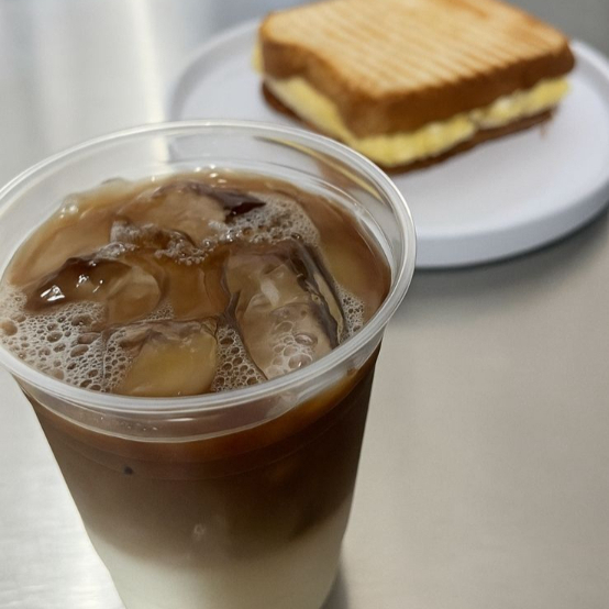 LATTE + SANDWICH DE HUEVO