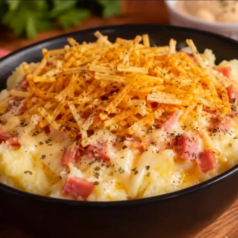 Nossa batata em formato de purê, recheada com queijo, presunto picadinho, orégano e requeijão cremoso de alta qualidade. Acompanha batata palha crocante e nossa maionese temperada.