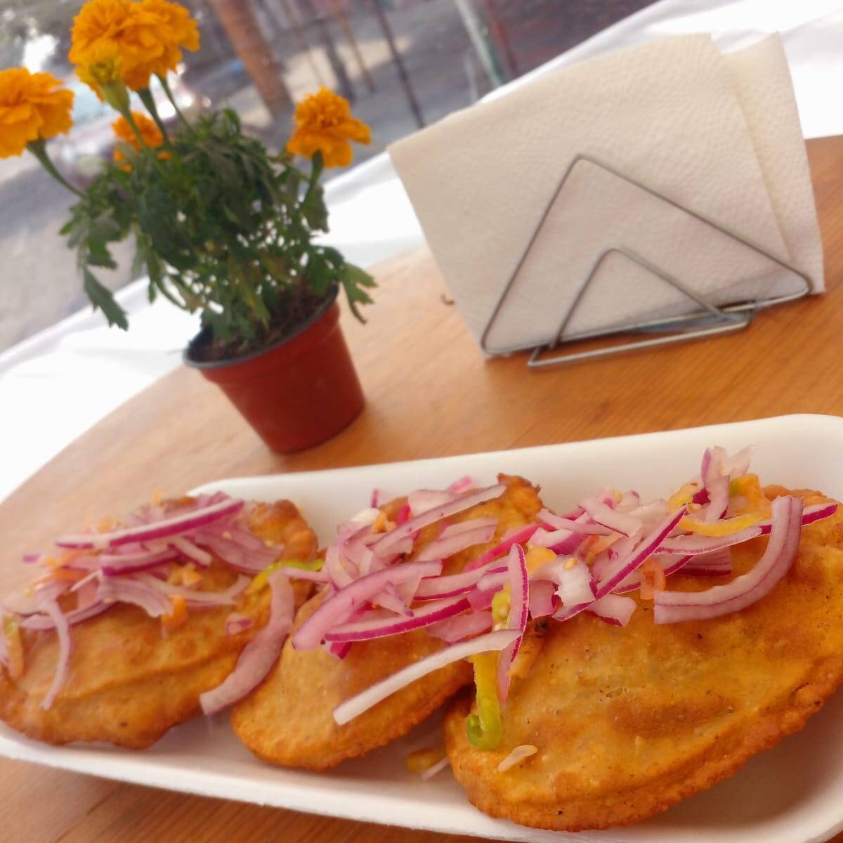 Panuchos Medianos + Fruta + Café
