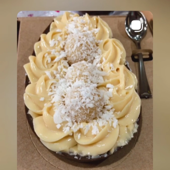 Brigadeiro cremoso de coco, coco ralado e beijinhos por cima