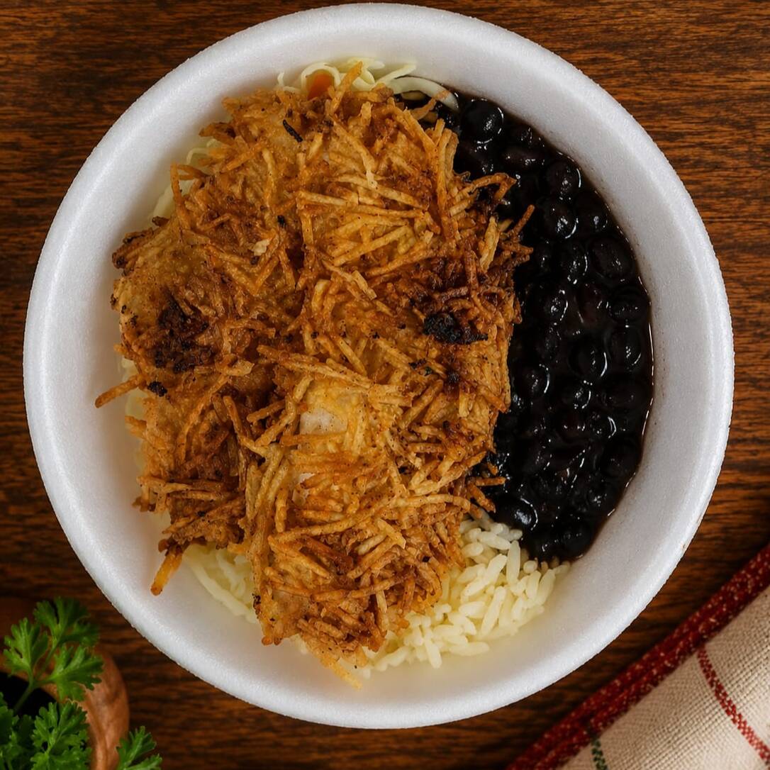 Filé de Peixe Frito super crocante, acompanha Arroz, Feijão, Macarrão, Salada e Farofa.