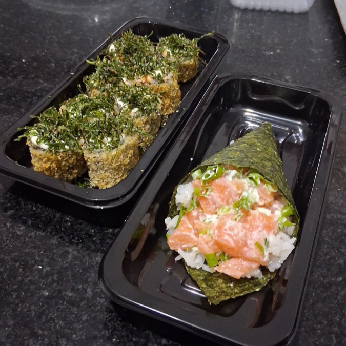 1 Temaki Filadelfia
Salmão,molho teriyaki
1 Hot crispy couve
Sushi enrolado com salmão, cream chesse, cebolinha e Crispy de couve.