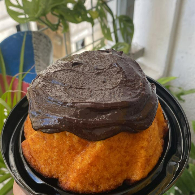 Massa de cenoura beeeem fofinha com cobertura de brigadeiro meio amargo. Rende em média 6 a 8 Fatias.