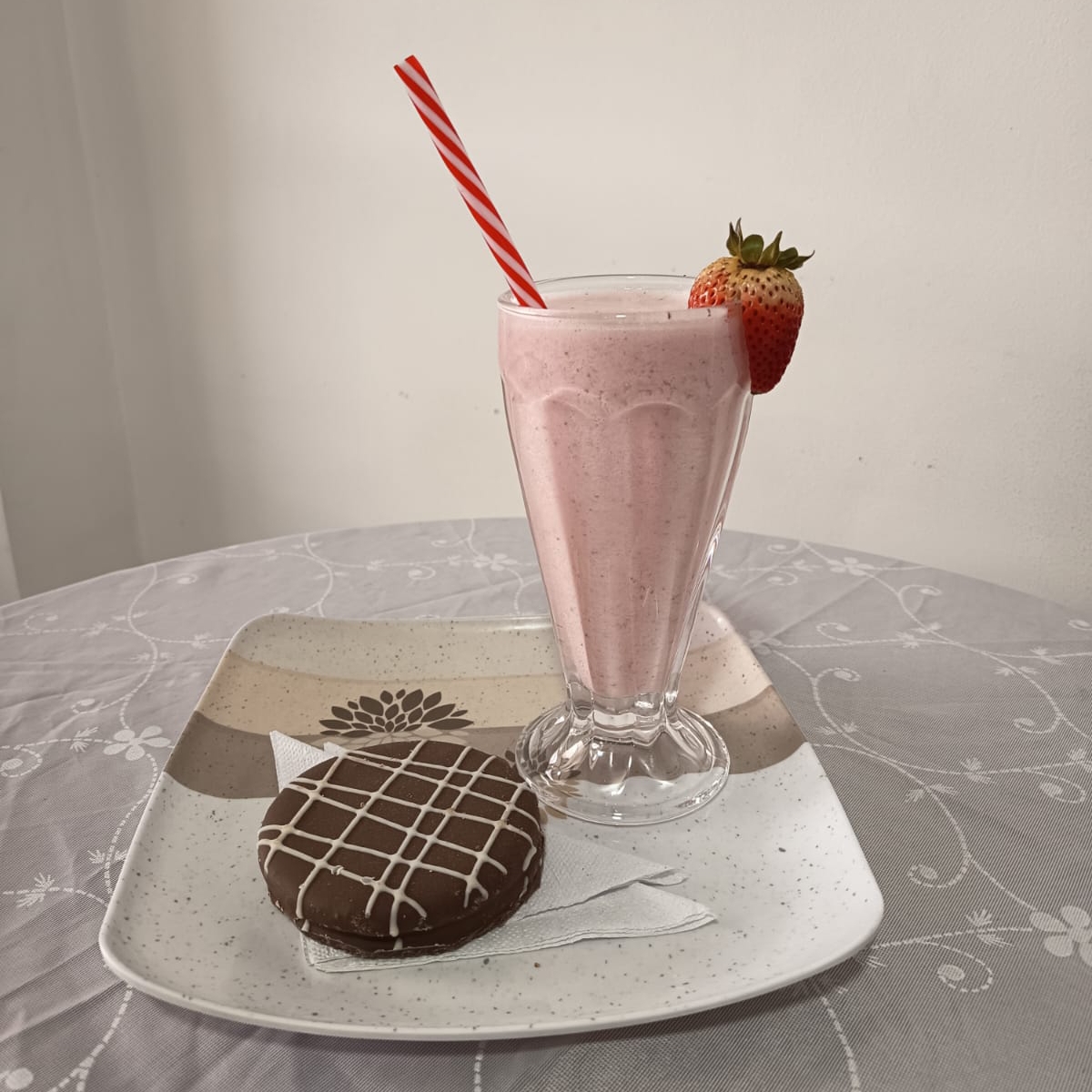 Flor Latina: 1 Jugo Natural de Fresa + 1Alfajor