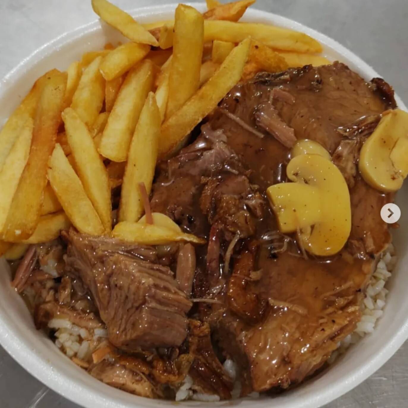 Deliciosa quentinha com os acompanhamento: ARROZ, FEIJAO FRITAS