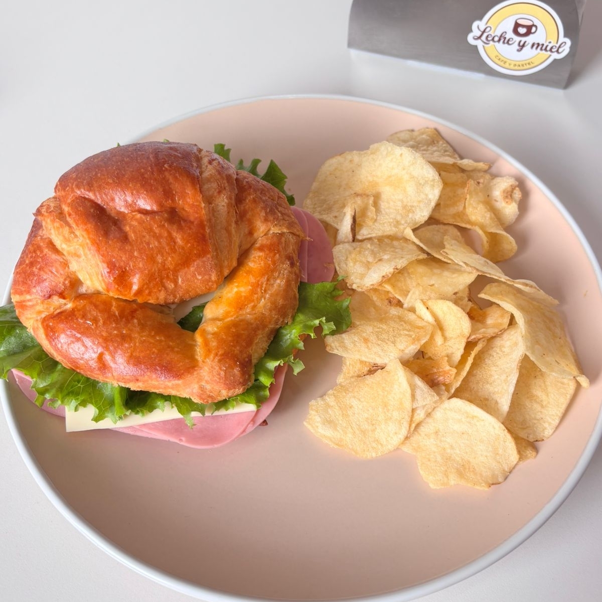 Croissant Clásico con Papas.