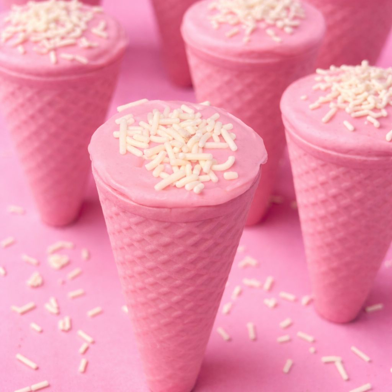 Cone delicioso com recheio caseiro de brigadeiro de morango, super cremoso, doce na medida certa e feito para encantar cada mordida.