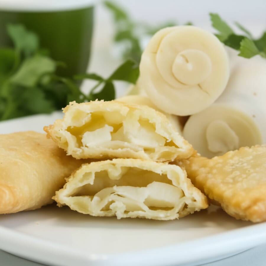 Nosso delicioso creme de palmito picado, tomate picado, milho cozido e queijo mussarela. Creme de palmito preparado com palmito picado, farinha, água e temperos. São 25x10cm de massa crocante, sequinha, recheada de ponta a ponta, preparado e frito na hora.
*imagem ilustrativa