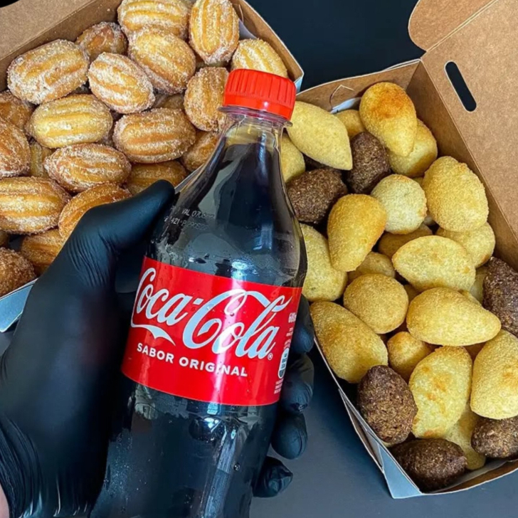 100 salgadinhos fritos tamanho festa (20–25g cada) 20 mini churros recheados 1 refrigerante 2 litros gelado Perfeito para reunir a família ou fazer uma pequena comemoração.
