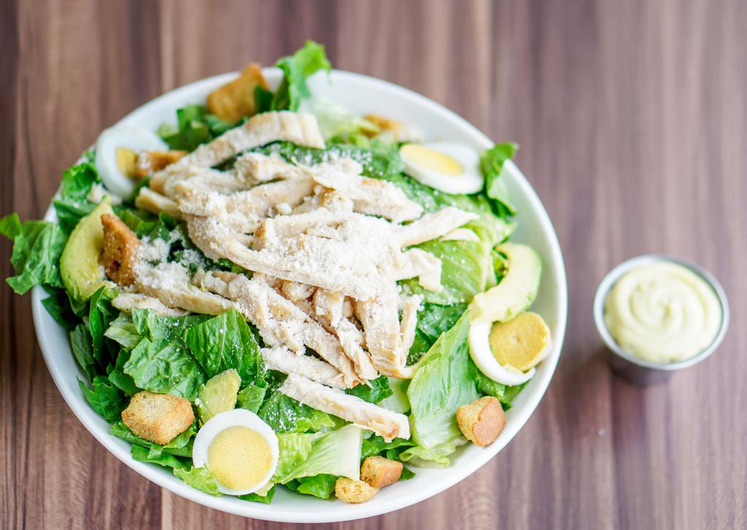 1/2 Ensalada Cesar con Pechuga Pollo a la Plancha