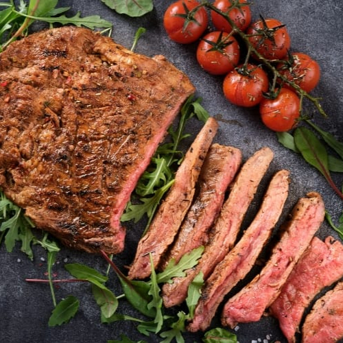 Deliciosa maminha assada na brasa, acompanhada por feijão de corda sempre verde, arroz temperado, farofa crocante e vinagrete fresquinho.