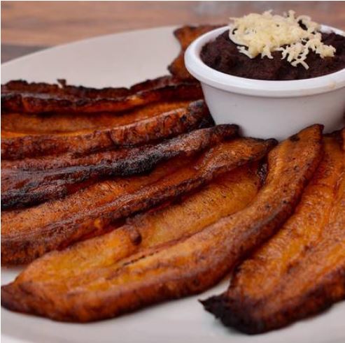 Platanos fritos con frijoles