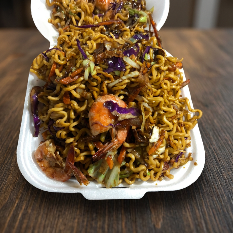 Delicioso yakisoba de frango + legumes(Cebola,Repolho e cenoura) + molho shoyu