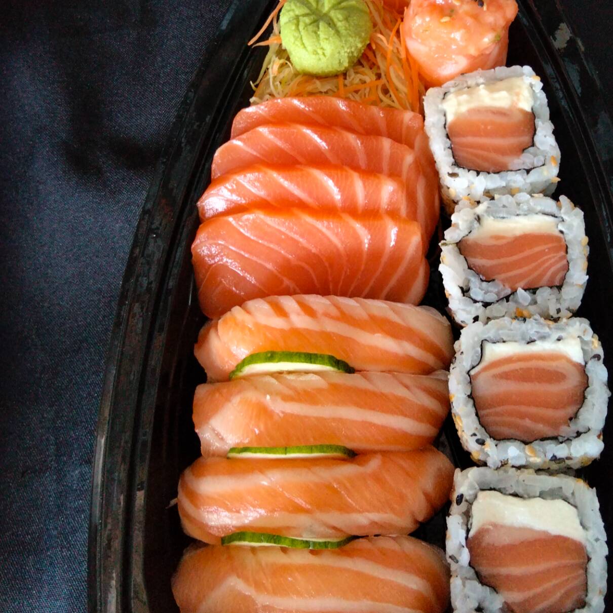 4sashimis de salmão
4niguiris de salmão
4uramaki Filadélfia
2dyo de salmão
