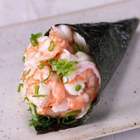 Cone de arroz com camarão cozido e cream cheese.