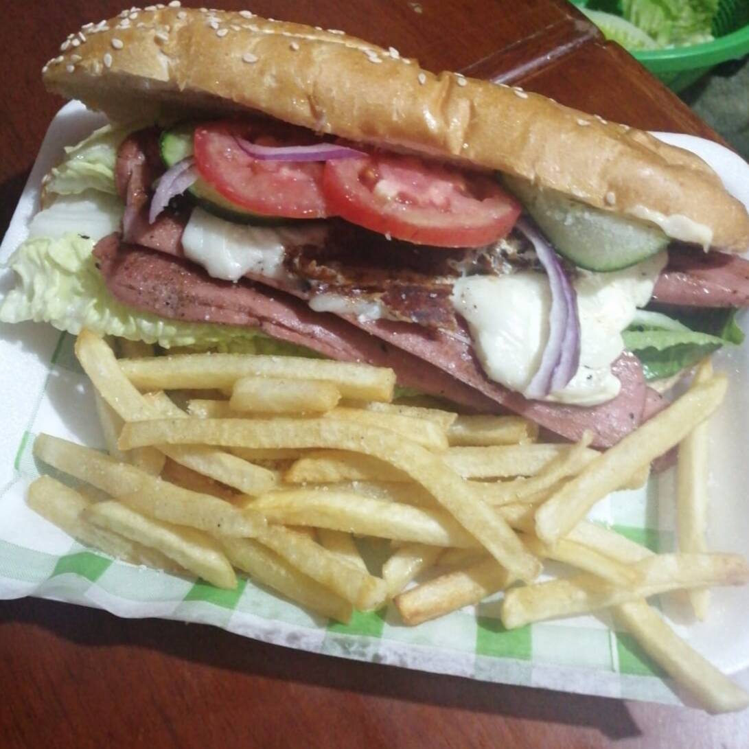Baguettine de Salchicha Asada con Papas