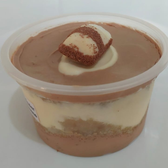 Pote de 250 ml com camadas intercaladas de Bolo de Baunilha, Recheio de Nutella Cremosa e Recheio de Chocolate Branco Cremoso e Bombom Kinder Bueno. ###Tags### bolo no pote bolo vulcao cenoura Ninho chocolate bombom aberto copos da felicidade morango uva coxinha de morango chocolate Ninho Oreo chocolate ao leite leite condensado coco beijinho brigadeiro gourmet tradicional moranguinho churros Nutella 2 amores meio amargo coco queimado presente na caixa promoção cupon cupom oferta desconto como taxa gratis entrega rapida Nutella brownie braunie brawni Ninho doce chocolate brigadeiro docinho donuts docino sobremesa bolo de pote copo da felicidade caseiro banoffee morango Ouro Branco galak Sonho de Valsa choquito ferreiro rocher trufa bombom uva kitkat Kit Kat Kinder bueno charge amendoim Confete Dia dos pais natal Dia das maes Dia das mães namorados promoção promocao oferta desconto barato doce sobremesa chocolate entrega rapida grátis grátis morango fresco docinho brigadeiro