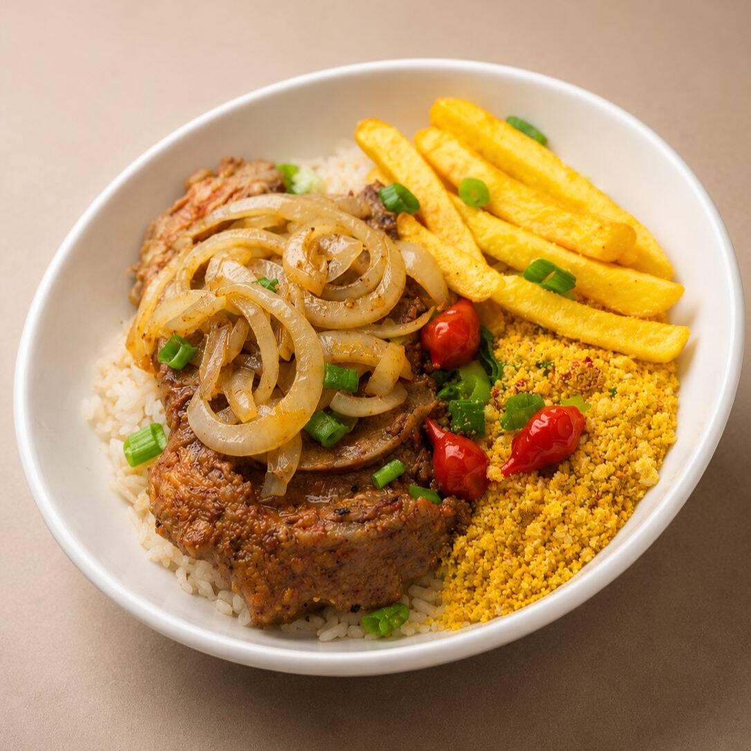 Tenro contrafilé acebolado acompanhado de arroz, feijão e farofa. Complemente com batata frita ou macarrão alho e óleo, conforme sua preferência. Porção individual.