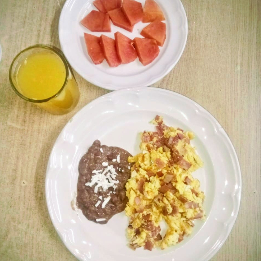 HUEVOS REVUELTOS CON TOCINO