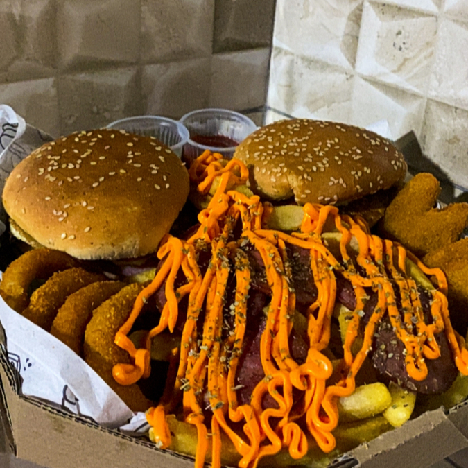 2 hambúrgueres ( pão , carne, cheddar, presunto,molho verde , katchup , salada) Batata,calabresa, nugget, anel de cebola , cheddar