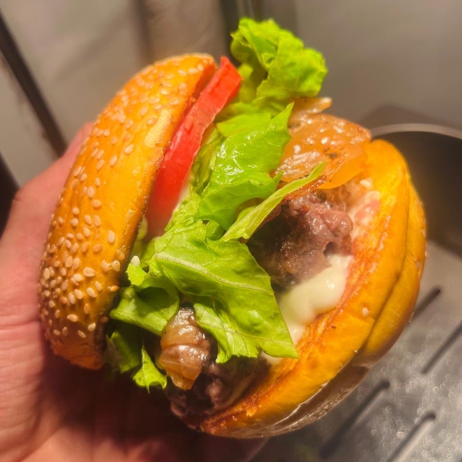 pão brioche, blend 140g suculento, tomate, alface, cebola caramelizada e molho secreto.