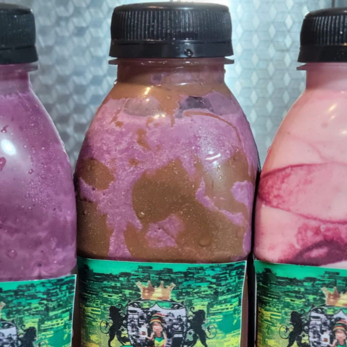 Açai batido com muito leite consdensado.