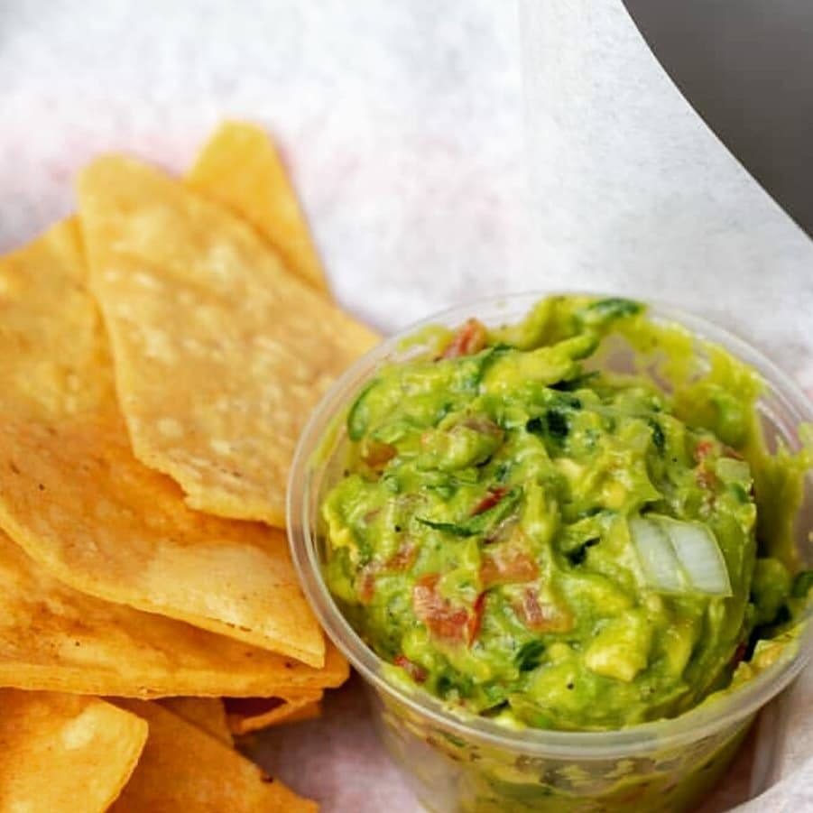 Porção de nachos acompanhada de tradicional receita de molho de salsa picante e 1 molho da sua escolha (cheddar, sour cream, guacamole, chilli beans ou pico de gallo).