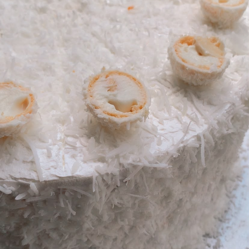 Massa fofinha, recheio cremoso de coco e leite condensado, com aquele toque delicado de chocolate branco e coco