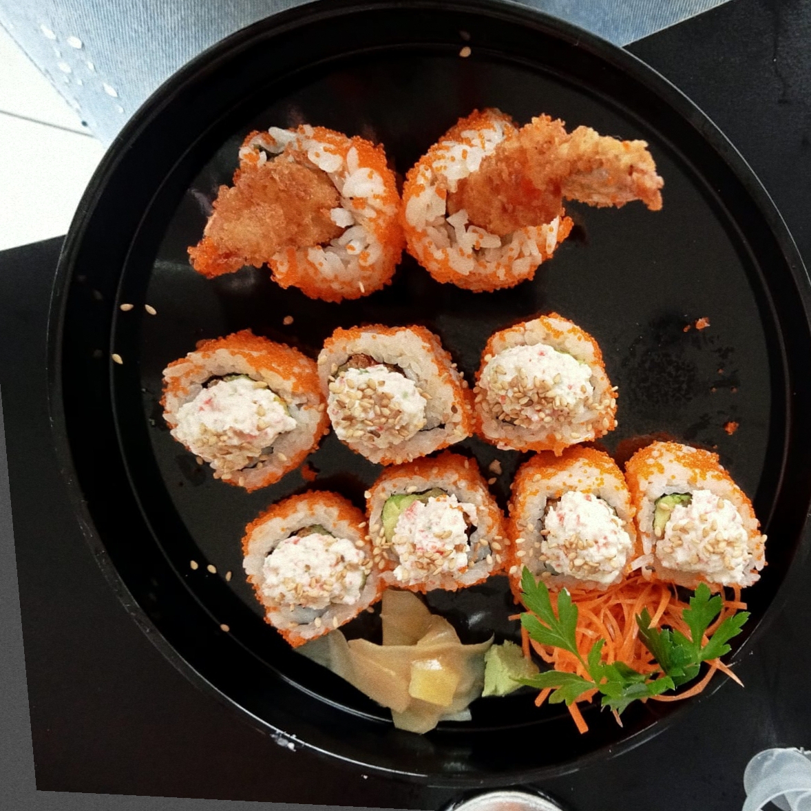 Masago Especial Roll