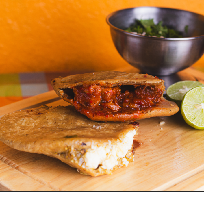 Gordita de Chicharrón en Salsa Verde o Roja