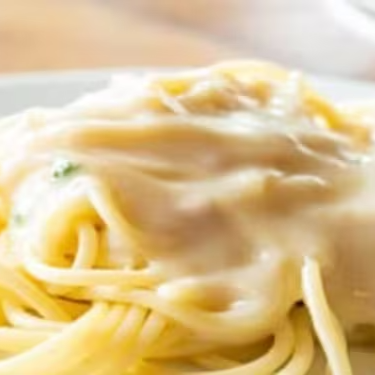 Deliciosa massa al dente com molho branco de Catupiry Original, mussarela Scala e parmesão faixa azul.