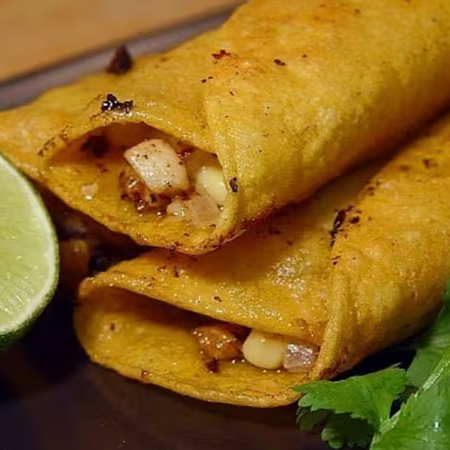 Tortillas de trigo recheadas a sua escolha, empanadas, fritas bem sequinha e crocantes, uuumaaa deliciaaa... teeem que provar!!