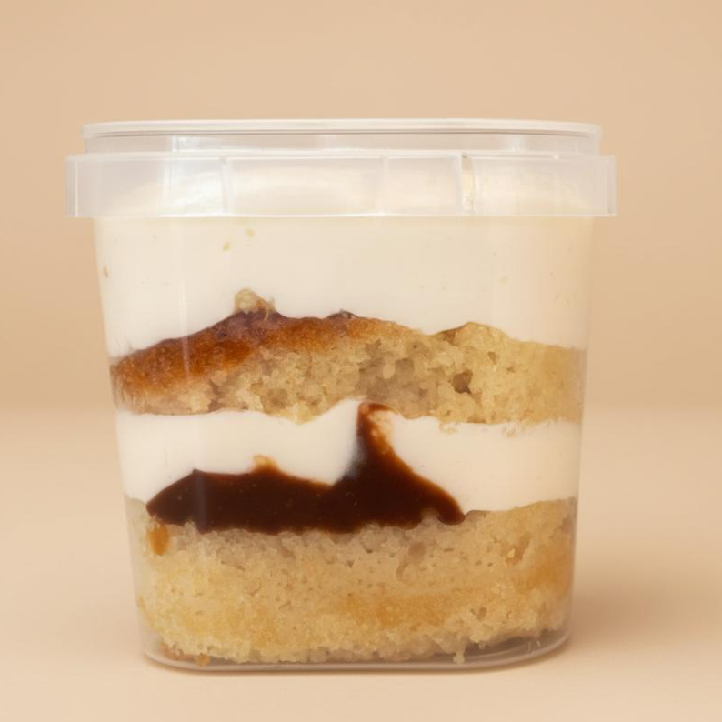 Duas camadas de bolo macio intercaladas com creme de leite Ninho e Nutella® de verdade. Aproximadamente 200 g