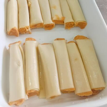 Delicioso canelone de presunto e queijo, produto pronto basta descongelar e adicionar molho a preferencia. produto congelado!