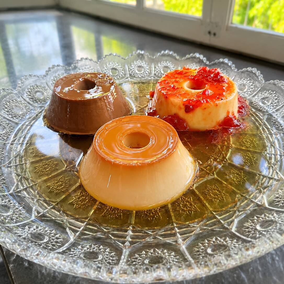 A combinação perfeita para experimentar nossos sabores! Um combo com 3 pudins de 150 g: Tradicional, Chocolate ao Leite e Chocolate Branco com Calda de Morango.