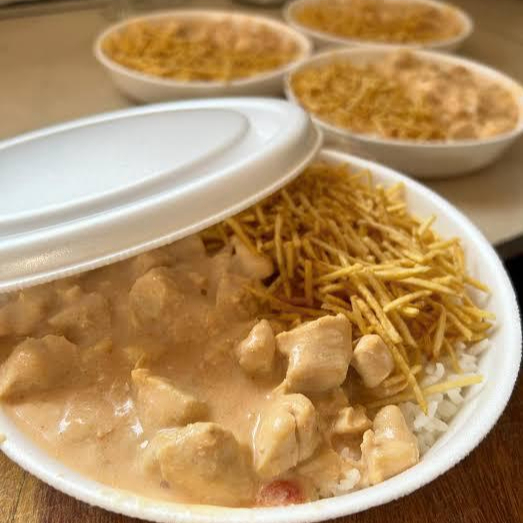 Clássico strogonoff de frango com molho cremoso de creme de leite , servido com arroz e batata palha.