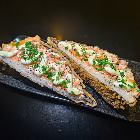 Temaki gigante de 500g empanado e frito em massa especial Himitsu crocante, super recheado com salmão, cream chesse, cebolinha e gergelin, finalizado com molho teriaki artesanal Himitsu. Composição do prato compreende o salmão in natura. Todos os pedidos incluem um par de hashis, um shoyu e um teriyaki Himitsu da casa para aprimorar ainda mais o sabor destas deliciosas iguarias.