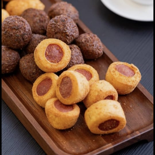 10 Salgadinhos variados de 20g cada, em tamanho maior que o mini+ 1 Coca cola lata 350ml. preparados com ingredientes de qualidade e frito na hora do pedido, para chegar quentinho, crocante e delicioso.