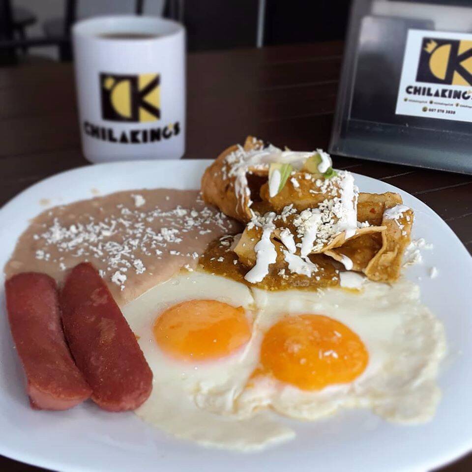 Huevos Estrellados, salchicha y frijol
