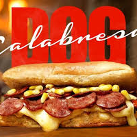 acompanha 2 salsichas, purê de batata, cheddar, catupiry, milho, vinagrete ( tomate e cebola) maionese, ketchup, queijo mussarela, calabresa e batata palha