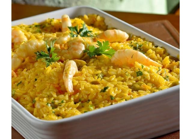 Elaborado com creme de leite e molho branco, azeitonas, pimentões, cebola picada, cenoura e cheiro-verde.