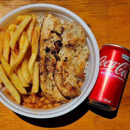 Combo com 01 Marmita com delicioso filé de frango grelhado acompanhado de arroz branquinho, feijão de caldo e batata frita + Coca-Cola Lata . Marmita P (500 ml), aprox. 400 gramas, serve 1 pessoa