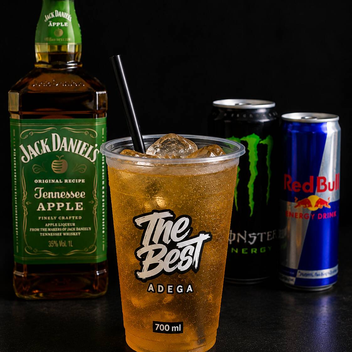 Copo 700 ml de Jack Daniel’s Apple com energético, gelo. Um drink gelado, refrescante e levemente adocicado, com o sabor marcante de maçã verde.